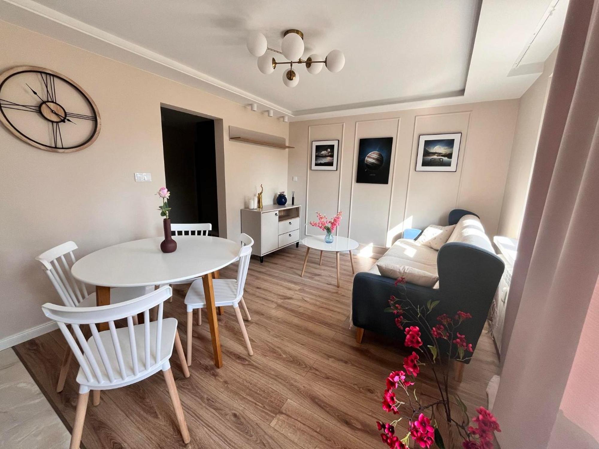 Prestige Apartment Bohaterow Warszawy 凯尔采 外观 照片