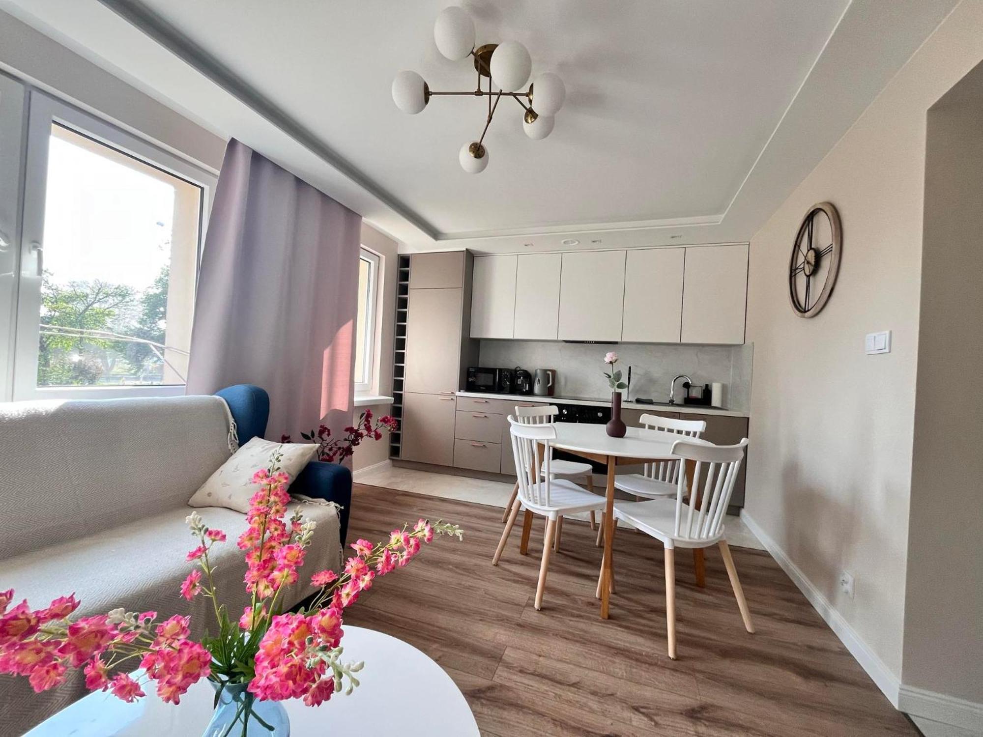 Prestige Apartment Bohaterow Warszawy 凯尔采 外观 照片