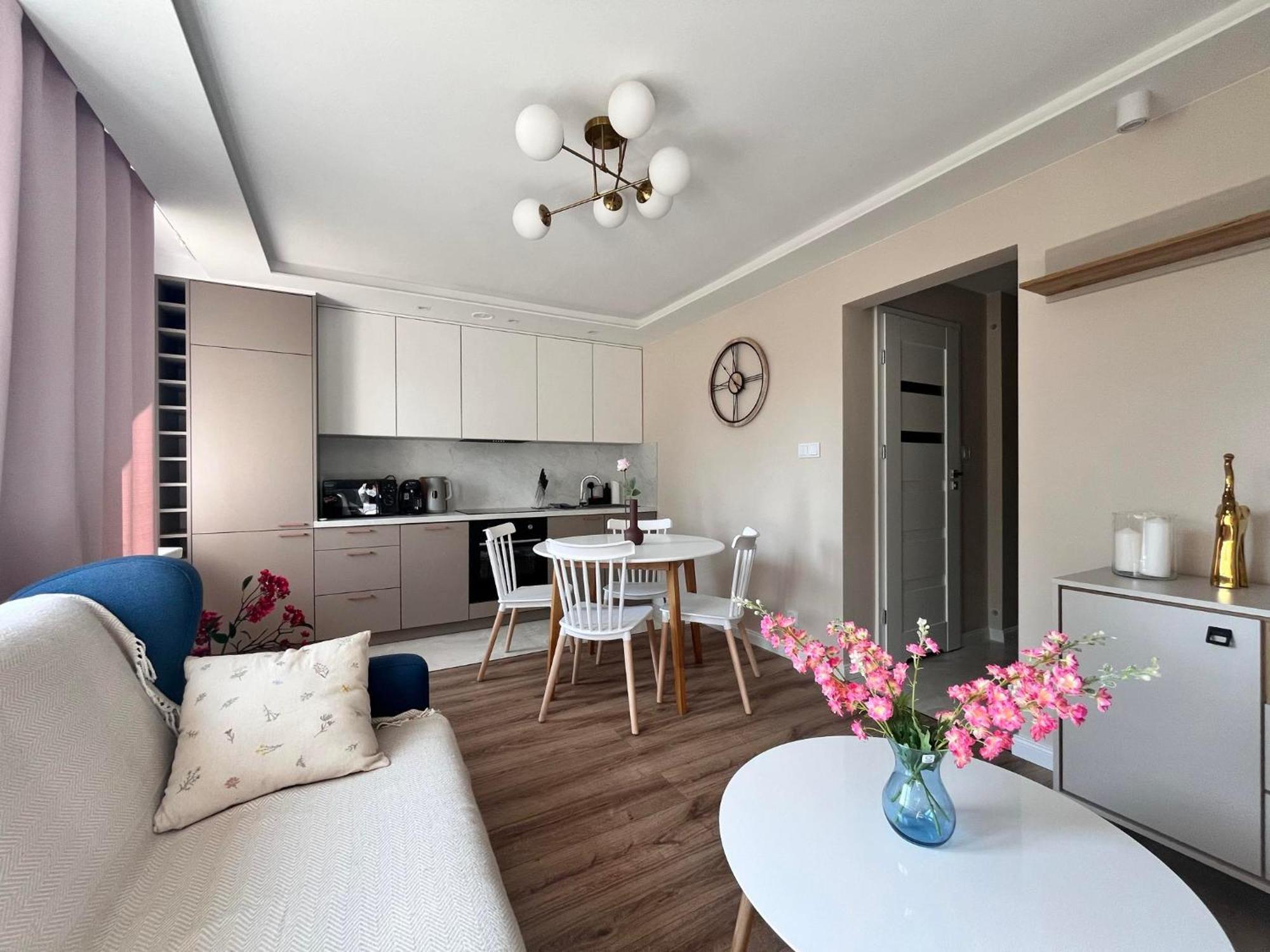 Prestige Apartment Bohaterow Warszawy 凯尔采 外观 照片